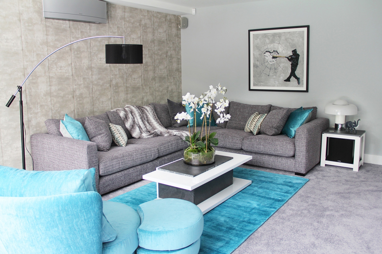 Date: June 2017 Location: Mill Hill, London Rooms: Living Dining Area
This bright, colourful area takes advantage of plenty of natural light to create a space where this gorgeous teal colour can really stand out. With a more casual feel to some of the other rooms, this is the perfect place for the family to relax together.